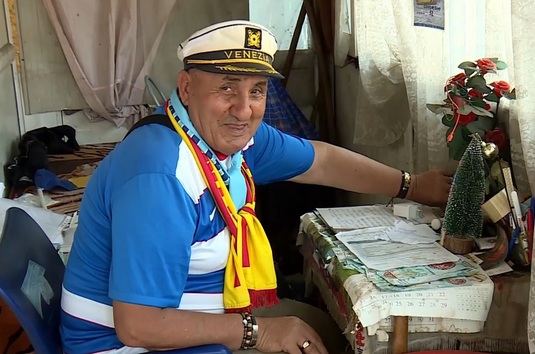 VIDEO | „Viaţa mea o împart alături de Voluntari”. Povestea lui nea Gică: de la munca la 4 dimineaţa la peluza din Superliga