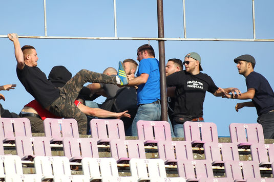 VIDEO | Bătaie între suporteri în pauza derby-ului ASU Poli Timişoara - UTA Arad!