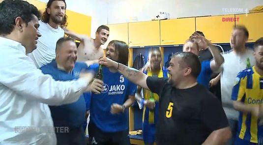 VIDEO | Petrecere în vestiarul Dunării Călăraşi. Au lăsat şampania pentru bogaţi şi s-au udat cu bere :)