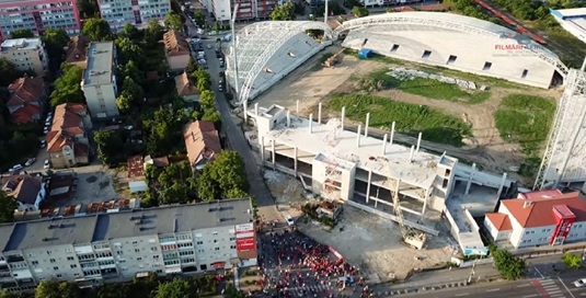 VIDEO | Doar în România! Fanii s-au revoltat şi s-au adunat să inaugureze un stadion care nu este finalizat. Cum arată acum arena
