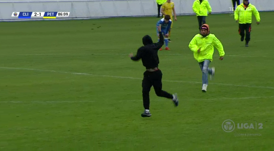 VIDEO | ”A turbat lupul”. Un fan al Petrolului a intrat pe teren la meciul cu Clinceni! Cum s-a terminat vizita pe teren