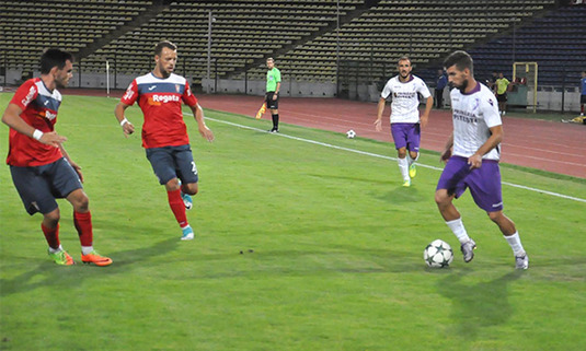 VIDEO | FC Arges a avut penalty, dar a pierdut meciul cu Târgovişte. Chindia a redevenit lider. Gazdele au jucat o repriză cu un om mai puţin