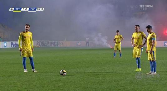 VIDEO | Atmosferă incendiară la Ploieşti! Show pirotehnic făcut de galeria celor de la Petrolul