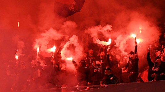 Continuă scandalul pirotehniei pe stadioanele din România! Jandarmii au depistat o groapă cu materiale interzise în incinta unui stadion. La ce meci urmau să fie folosite