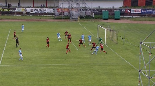 FOTO | Fază halucinantă în meciul echipelor care vor în Superliga! Golul, anulat pentru un offside inexistent. S-au enervat când au văzut reluarea