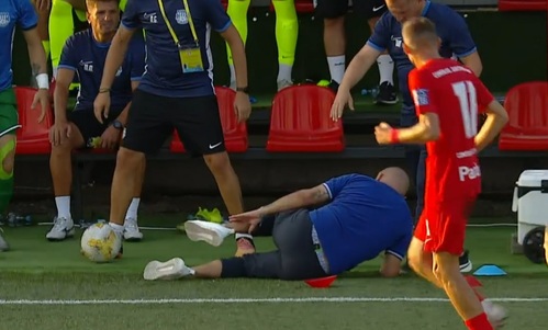 Accidentare cum rar se vede! Tony "s-a rupt" pe margine la meciul din Liga 2. Antrenorul lui Poli Iaşi nu s-a mai putut ţine pe picioare | FOTO