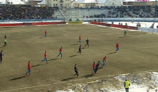VIDEO | A rămas curat doar 15 secunde. Cum arată un jucător după un contact cu "gazonul" în Hermannstadt - FCSB