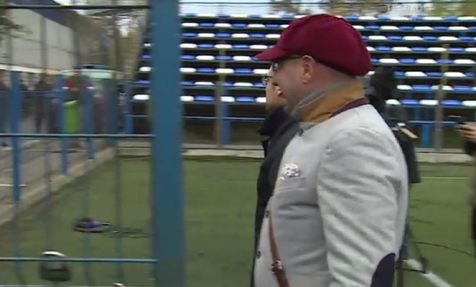 VIDEO | Îl recunoşti? Un fost arbitru FIFA a atras cu ţinuta sa toate privirile la meciul Metalul Buzău - Poli Iaşi :)