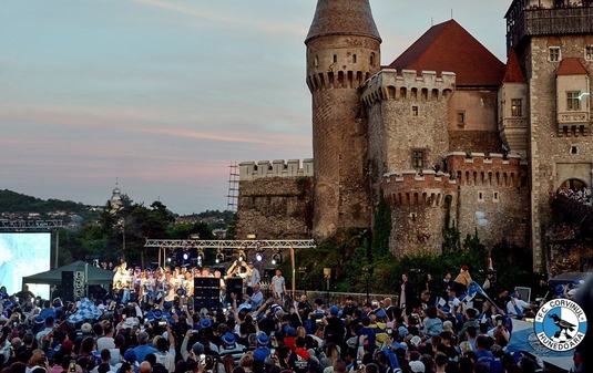 VIDEO Jucătorii echipei Corvinul au dus Cupa României la Castelul Corvinilor. Sute de oameni i-au sărbătorit pe străzile Hunedoarei 