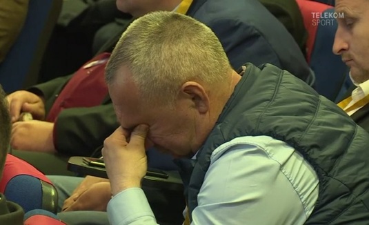 VIDEO | Discursul lui Mihai Stoichiţă a provocat ”entuziasm” la Adunarea Generală. :) Mai mulţi membri au căzut ”victime”