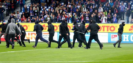 VIDEO | Haos în Germania! Fanii au invadat terenul înainte de startul meciului