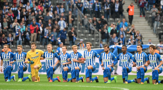Jucătorii de la Hertha Berlin au îngenuncheat înainte de meciul cu Schalke pentru a lupta contra rasismului