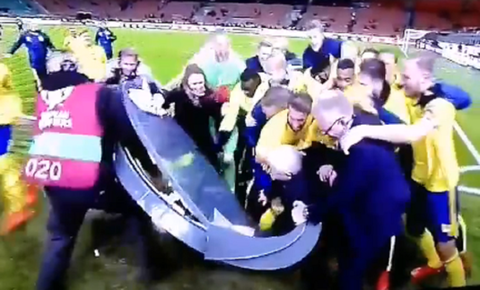 VIDEO | Momente incredibile! De bucurie, jucătorii Suediei au devastat pupitrul unei televiziuni