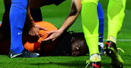 VIDEO | Imagini greu de privit în Turcia. Francezul Gomis a leşinat pe teren la meciul Kasimpaşa–Galatasaray!