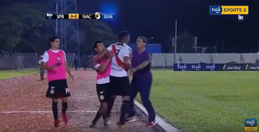 Mai rău ca Alibec şi Budescu la un loc! Un fotbalist din Bolivia şi-a luat antrenorul la bătaie după ce a fost schimbat!