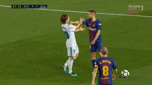 VIDEO | Momentul pe care nimeni nu-l aştepta în El Clasico. Unul are 1.70 metri, celălalt 1.72, dar au sărit la bătaie :)