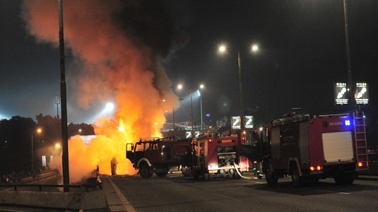 VIDEO | Autocarul descoperit, în care jucătorii echipei Steaua Roşie defilau la Belgrad, a luat foc