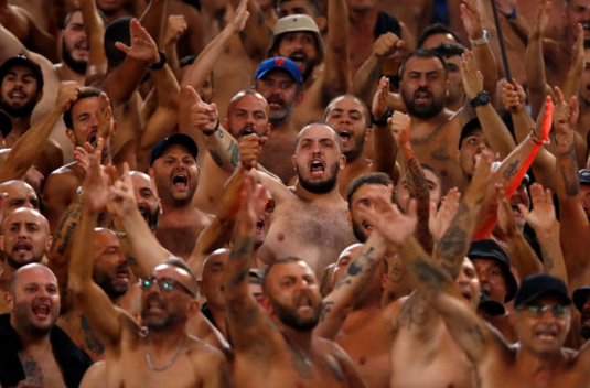 Broşură sexistă distribuită în tribune la meciul Lazio-Napoli | Federaţia italiană: "Este gluma proastă a verii"