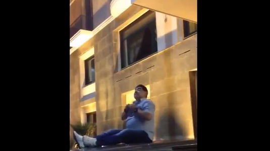 VIDEO | Un nou moment incredibil cu Maradona în prim-plan! S-a urcat pe maşină şi a început să se dezbrace