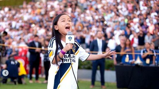WOOOOW! Video de colecţie | O fetiţă de 7 ani a emoţionat un stadion întreg atunci când a interpretat imnul!