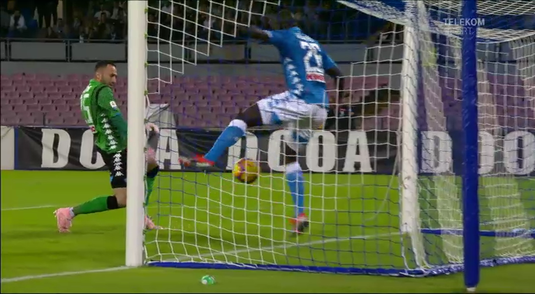 VIDEO | A luat şi gol, şi o minge în faţă! Un coechipier l-a lovit pe portarul lui Napoli