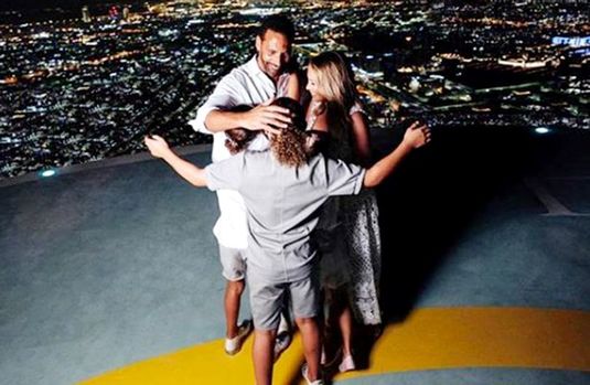 Rio Ferdinand şi-a cerut iubita de soţie pe acoperişul unui hotel din Abu-Dhabi. Prima soţie a fostului fotbalist a murit în urmă cu trei ani