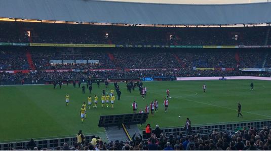 VIDEO Situaţie incredibilă în Olanda. Meciul Feyenoord - Venlo, întrerupt imediat după lovitura de start