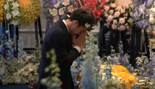 VIDEO | Impresionant! Jucătorii lui Leicester au îngenuncheat lângă sicriul patronului