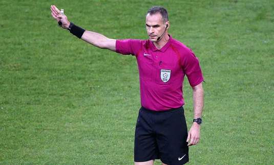 VIDEO | La alţii e mai rău! Ce a păţit un arbitru în Grecia după ce a condus-o pe Olympiacos. Reacţia colegilor lui  