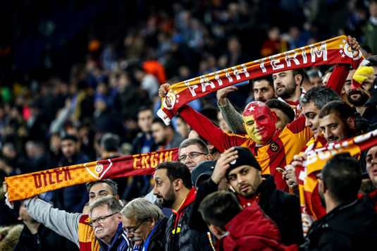 VIDEO INEDIT | Un fan de la Galatasary şi-a scăpat telefonul pe stadion. Clipul a devenit viral datorită modului în care a fost recuperat