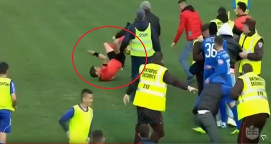 VIDEO | Imagini ŞOCANTE la un meci de fotbal! Arbitrul, atacat de fani cu lovituri de K1. Decizie drastică luată de Comisia de Disciplină