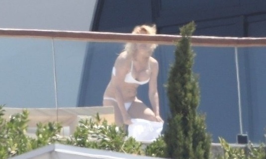 Pamela Anderson, fotografiată în timp ce se dezbrăca pe o terasă. Cum arată la 52 de ani iubita lui Adil Rami