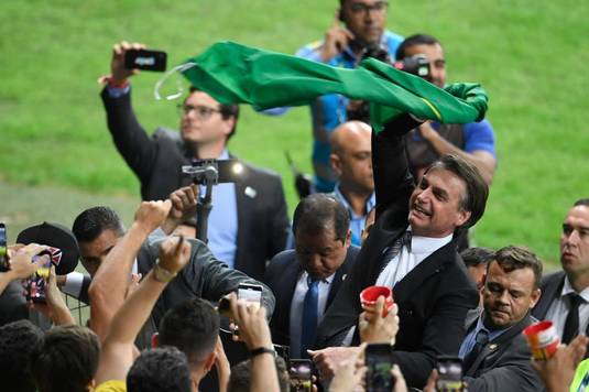 Continuă scandalul după meciul Brazilia - Argentina! Arbitrii n-au putut comunica din cauza preşedintelui brazilian. Cum s-a bruiat semnalul pe stadion