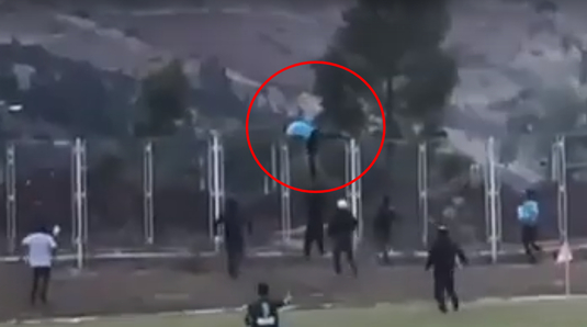 VIDEO | Ca în Vestul Sălbatic! Un arbitru, aproape de a fi linşat de fani. Gestul nebunesc pe care l-a făcut