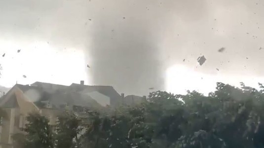 VIDEO INCREDIBIL | 15 fotbalişti din Germania răniţi de fulger! Peste 100 de case au fost distruse