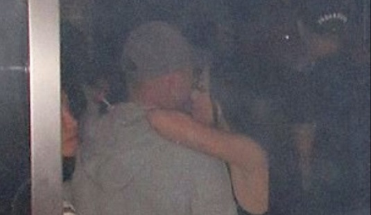 GALERIE FOTO | Rooney a ”călcat din nou strâmb!” Englezul, fotografiat în compania mai multor femei, într-un club de noapte. Soţia sa a zburat de urgenţă în SUA
