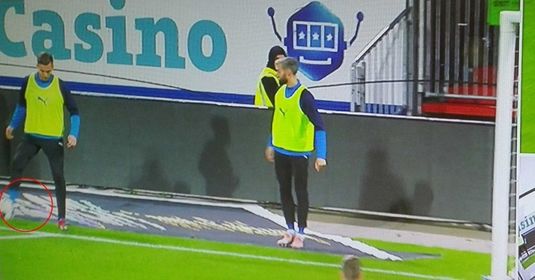 VIDEO | Cel mai NEBUN penalty din istoria fotbalului! Fază uluitoare: o rezervă care se afla la încălzire a cauzat o lovitură de la 11 metri