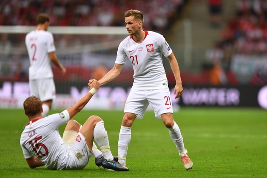 VIDEO | Scene incredibile la meciul Israel - Polonia! Un steward a vrut să prindă un suporter intrat pe gazon, însă a "placat" un jucător al oaspeţilor