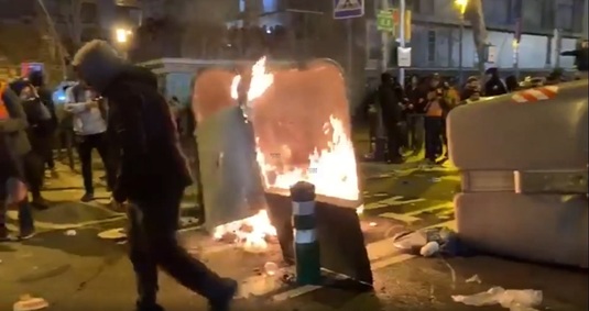 UPDATE | Incidente grave la Barcelona, în timpul duelului din El Clasico. 50 de răniţi în urma ciocnirilor dintre protestatari şi jandarmi