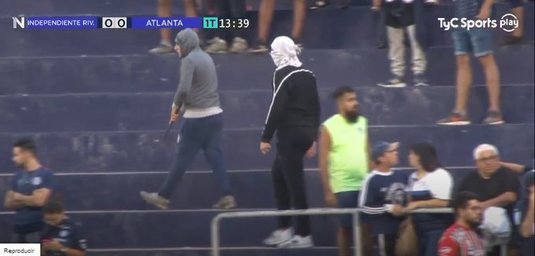 VIDEO | Infern în Argentina! Fanii au intrat cu arme pe stadion şi au declanşat haosul. Meciul a fost suspendat la inistenţele poliţiei