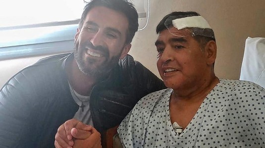 Fostul fotbalist argentinian Diego Maradona, care a suferit o operaţie pe creier, a fost externat