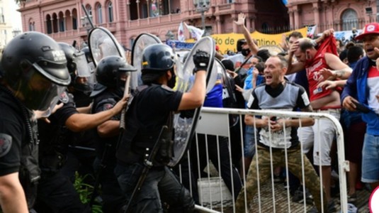 Incidente la palatul prezidenţial din Buenos Aires, unde se află depus sicriul lui Maradona