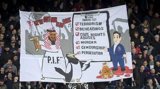 Banner controversat afişat de suporterii lui Crystal Palace împotriva noilor proprietari ai lui Newcastle. Ce-i nemulţumeşte pe fanii echipei londoneze