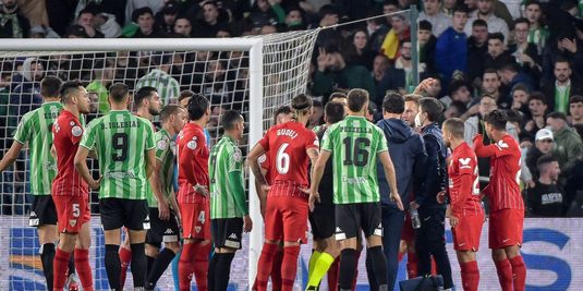 Ce se întâmplă cu meciul Betis - FC Sevilla, întrerupt sâmbătă seară după ce s-a aruncat un obiect din tribună. Gazdele au de suferit după decizia luată