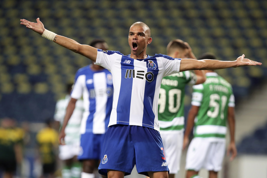 Situaţie incredibilă la derby-ul FC Porto - Sporting! Un cartuş a fost găsit pe teren, iar directorul gazdelor i-ar fi furat portofelul preşedintelui oaspeţilor