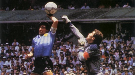 Răsturnare de situaţie. Fiica lui Maradona susţine că tricoul scos la licitaţie nu este cel în care tatăl său a marcat cu "Mâna lui Dumnezeu": "Ştiu asta cu siguranţă"