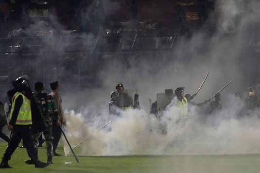 Indonezia va demola stadionul de fotbal unde au murit 133 de persoane. Ce promisiuni a făcut Infantino în urma tragediei de la începutul lunii