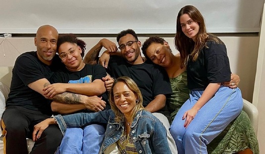 Fiica lui Pele a postat o fotografie de grup din spitalul în care este internat starul brazilian: “Chiar şi în tristeţe, trebuie să fim recunoscători. Încă o noapte cu el”