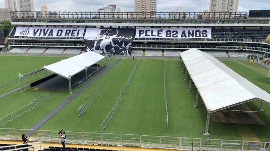 Sicriul cu trupul neînsufleţit al "Regelui" Pele a părăsit spitalul din Sao Paulo şi a ajuns la stadionul Vila Belmiro din Santos