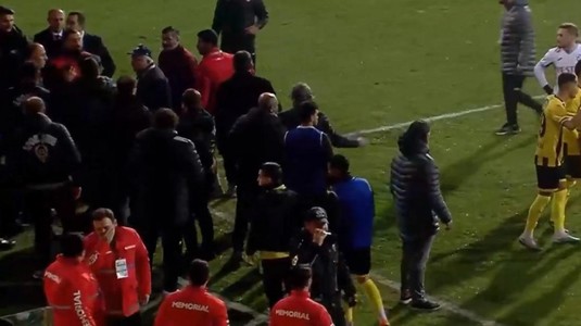 Săptămâna şi scandalul în Turcia! Preşedintele a intrat pe teren şi le-a cerut jucătorilor să meargă la vestiare, în semn de protest. Partida a fost abandonată | VIDEO